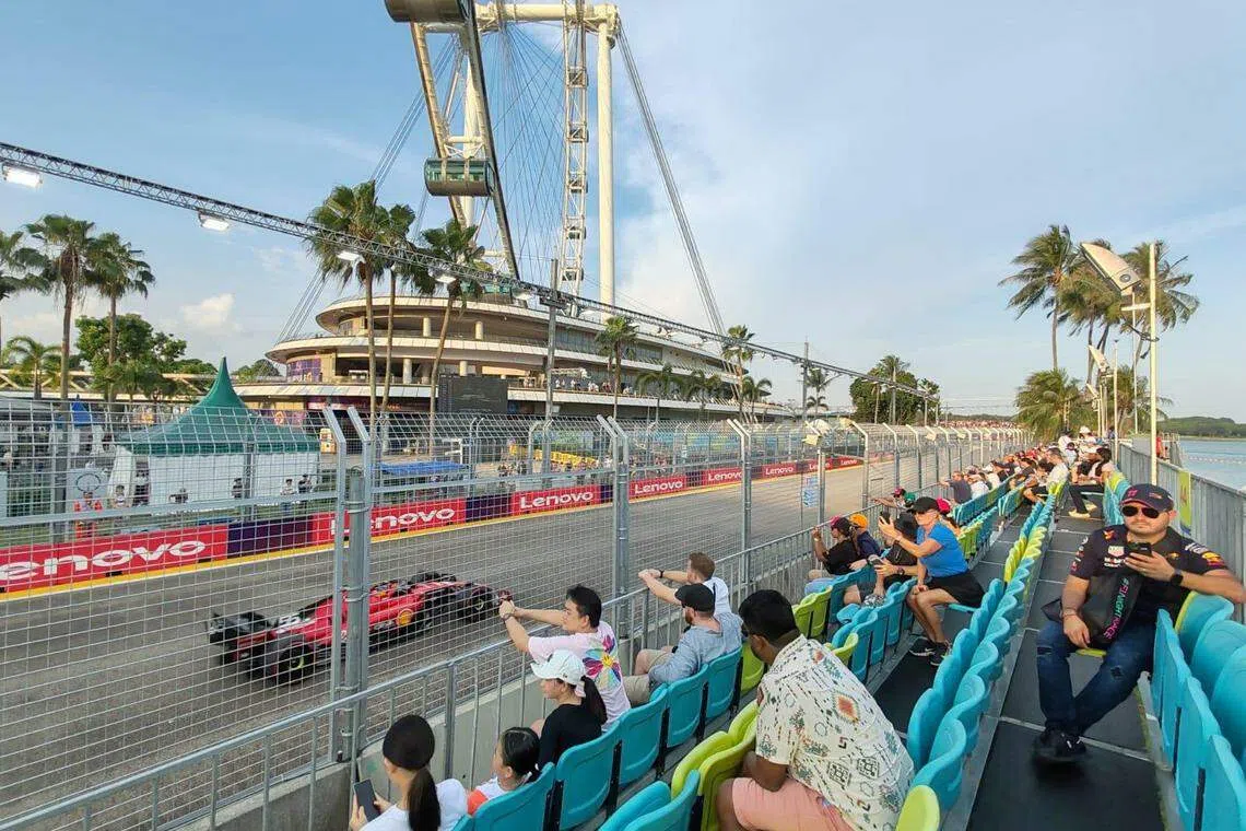 位于17和18号弯之间的宝门廊看台，距离赛道只有咫尺距离。（陈明耀摄）