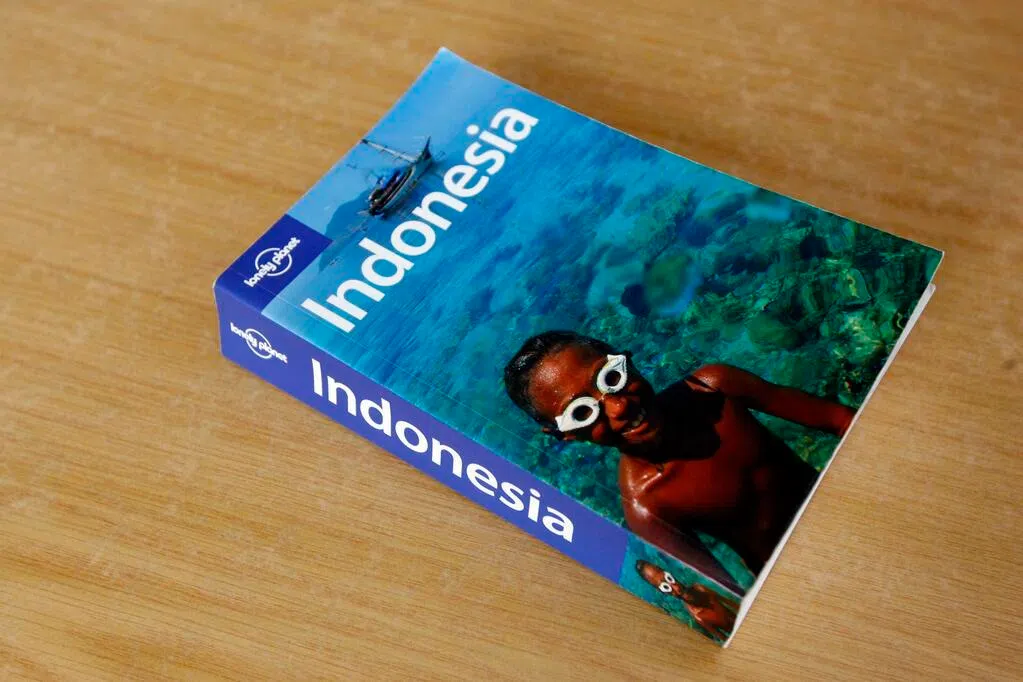 Как британская пара из Лондона создала глобальный бренд Lonely Planet и помогла Сингапуру стать туристической столицей