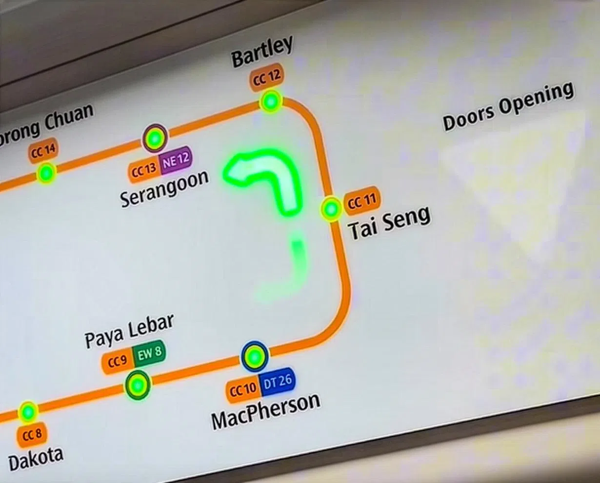 车厢门上的地铁路线图添加了绿色箭头，方便乘客查看列车行驶的方向。（陆交局视频截图）