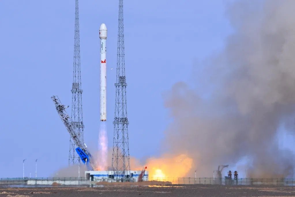 中国朱雀二号遥六火箭发射成功 将开展手机直连卫星试验