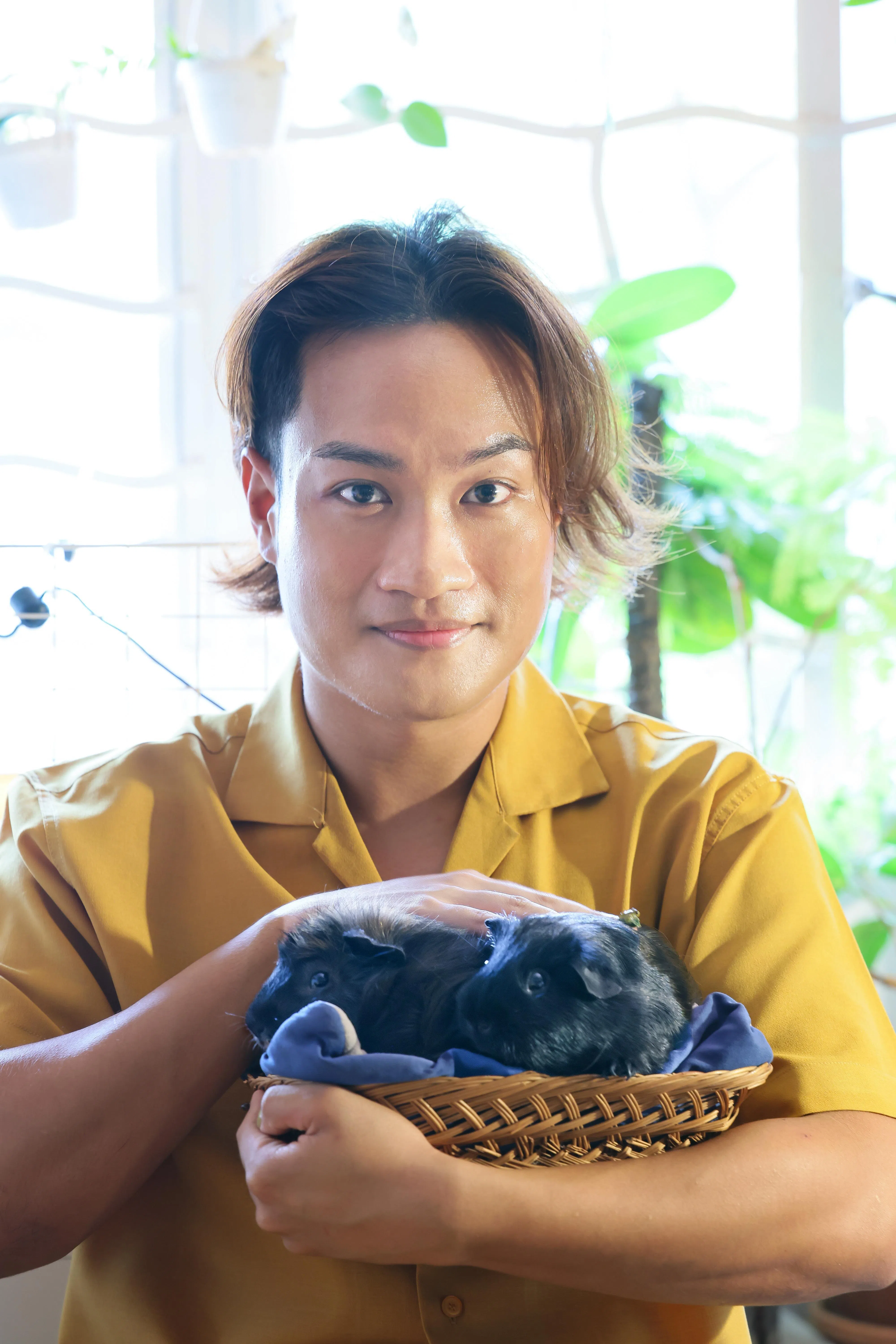 林艾略用视频记录鼠类宠物的生活习性、饮食习惯，以及对居住空间的偏好。（龙国雄摄）