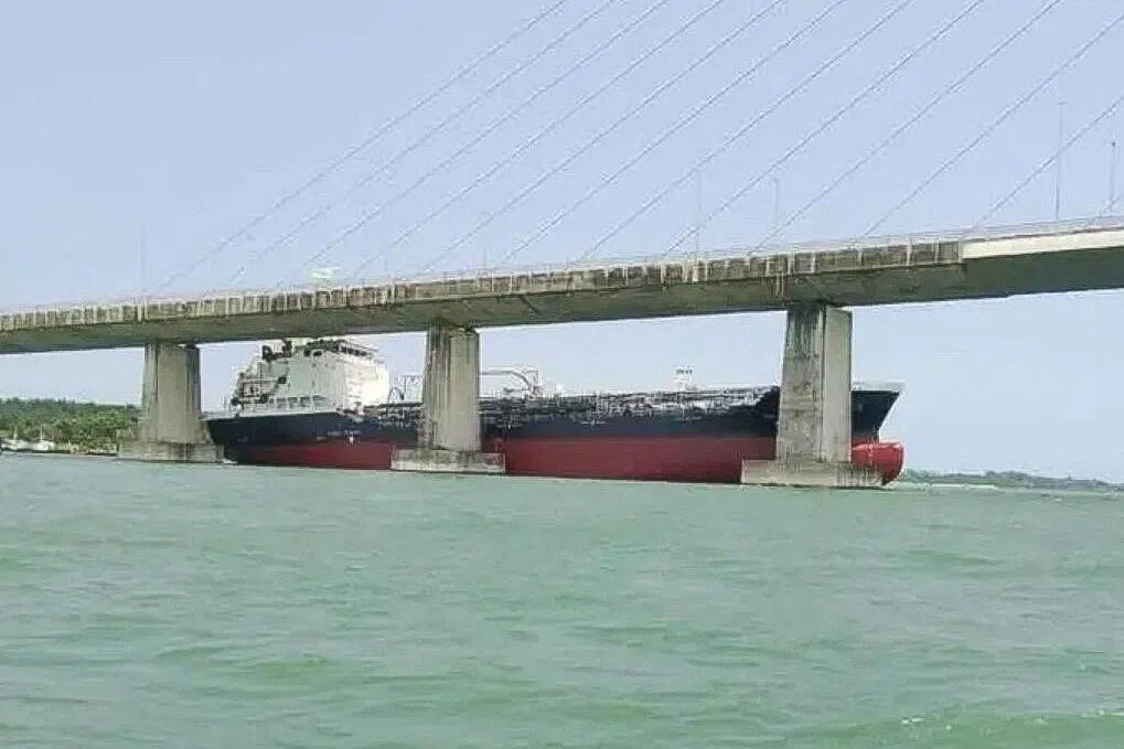 故障船漂流至柔佛河大桥 当局指不影响桥梁安全