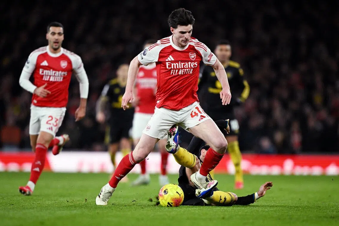 在英超因累计黄卡停赛的炮兵中场赖斯（中）此役将解禁复出，他的归来将大大增强球队的中场实力。（路透社）