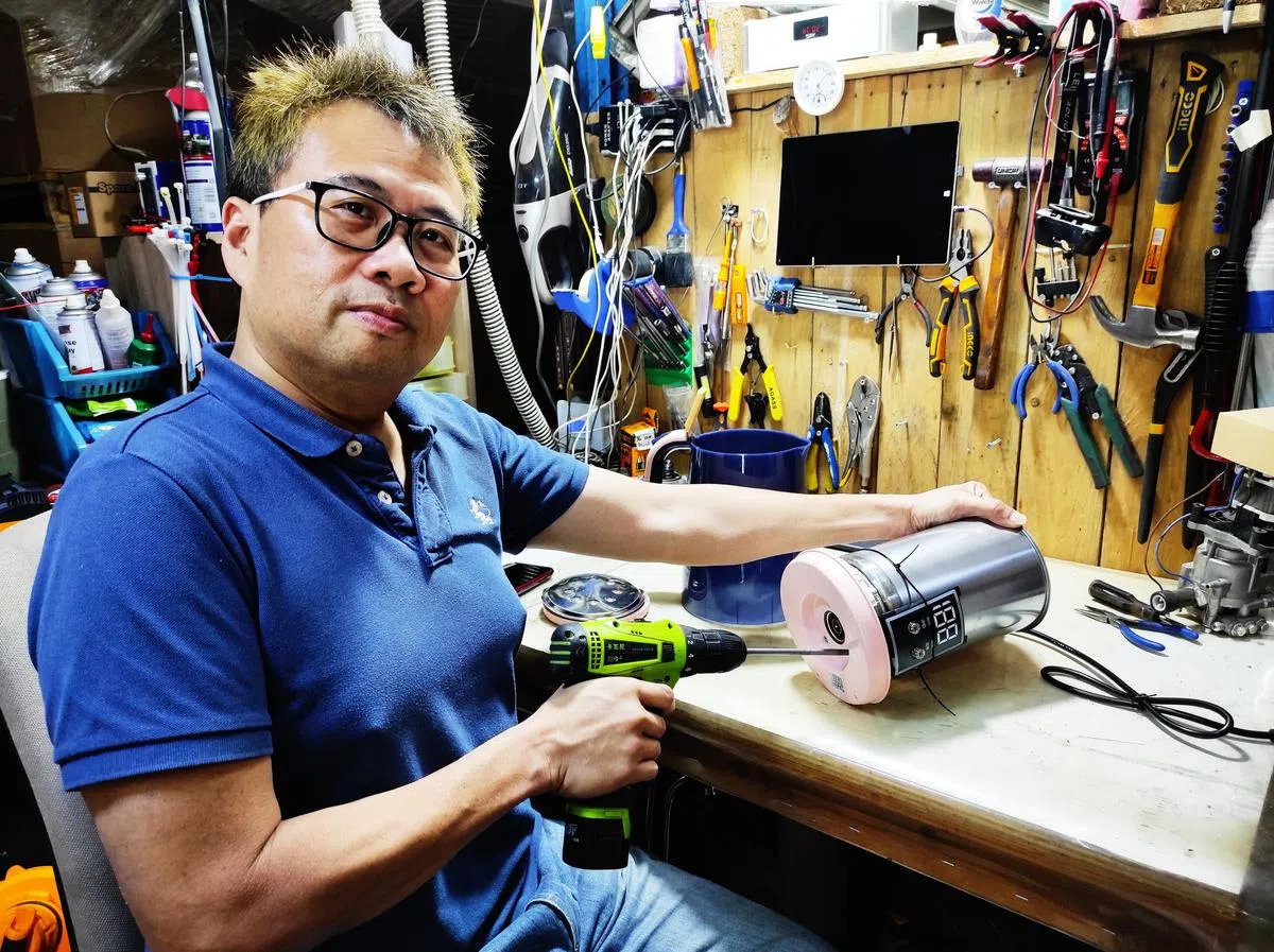 林仁智的家里有两间房间被充为零件储藏和维修房，他认为损坏的电器能修则修，能协助减少电子垃圾。（受访者提供）