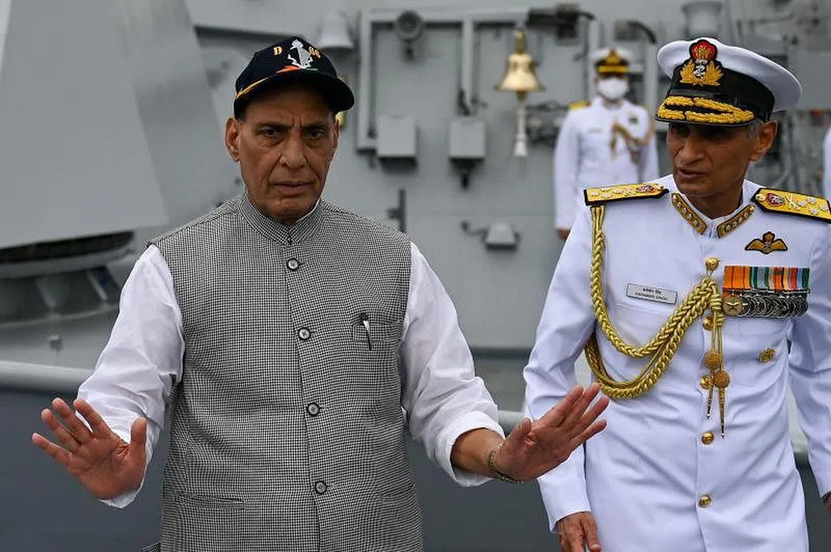 印度国防部长辛赫（左）出席了“维萨克巴特南号”服役仪式。（法新社）