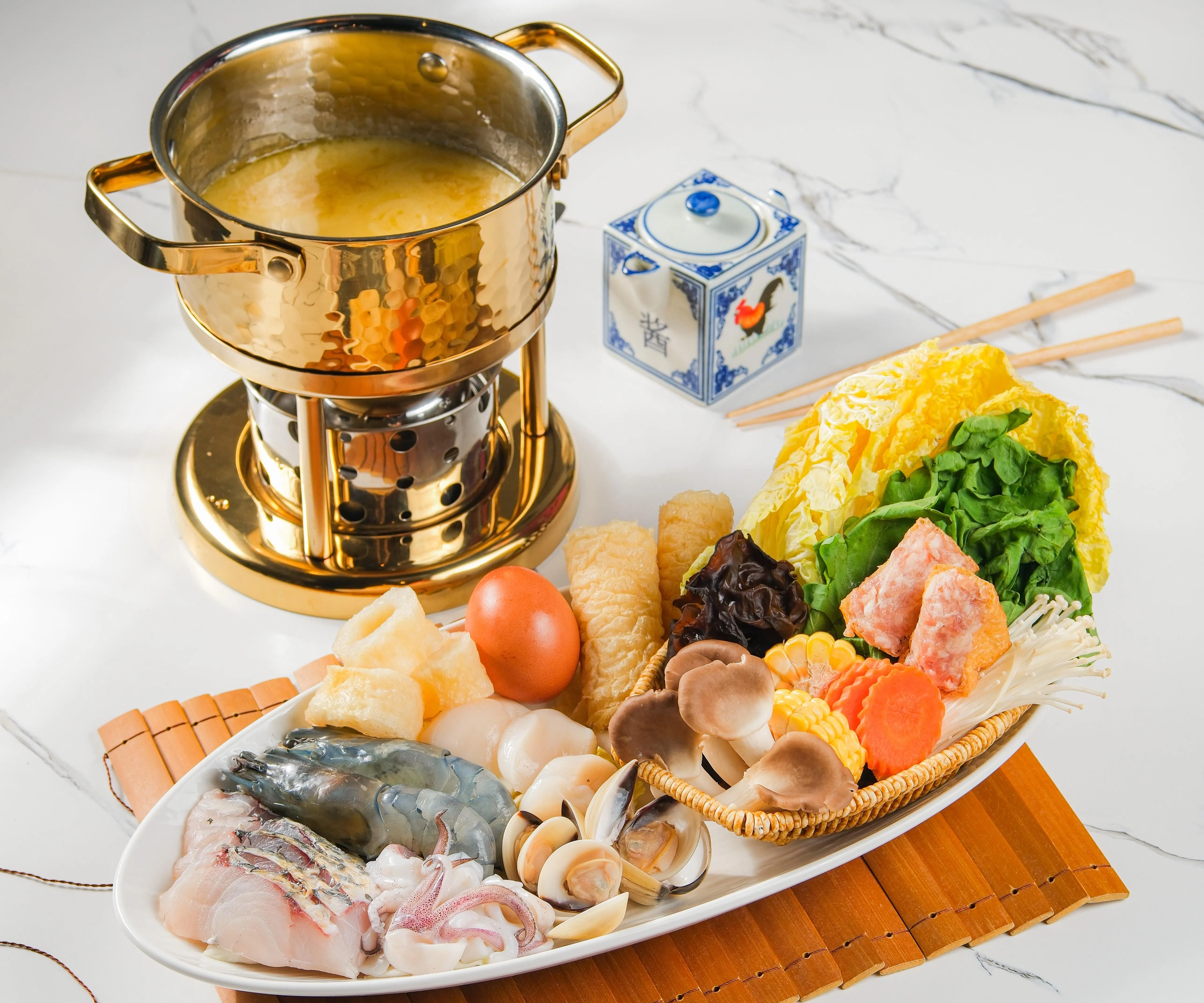 胶原蛋白鸡汤底小火锅有蔬菜和菇类，可选择黑猪肉、日本和牛或海鲜作为主料。 （餐馆提供）