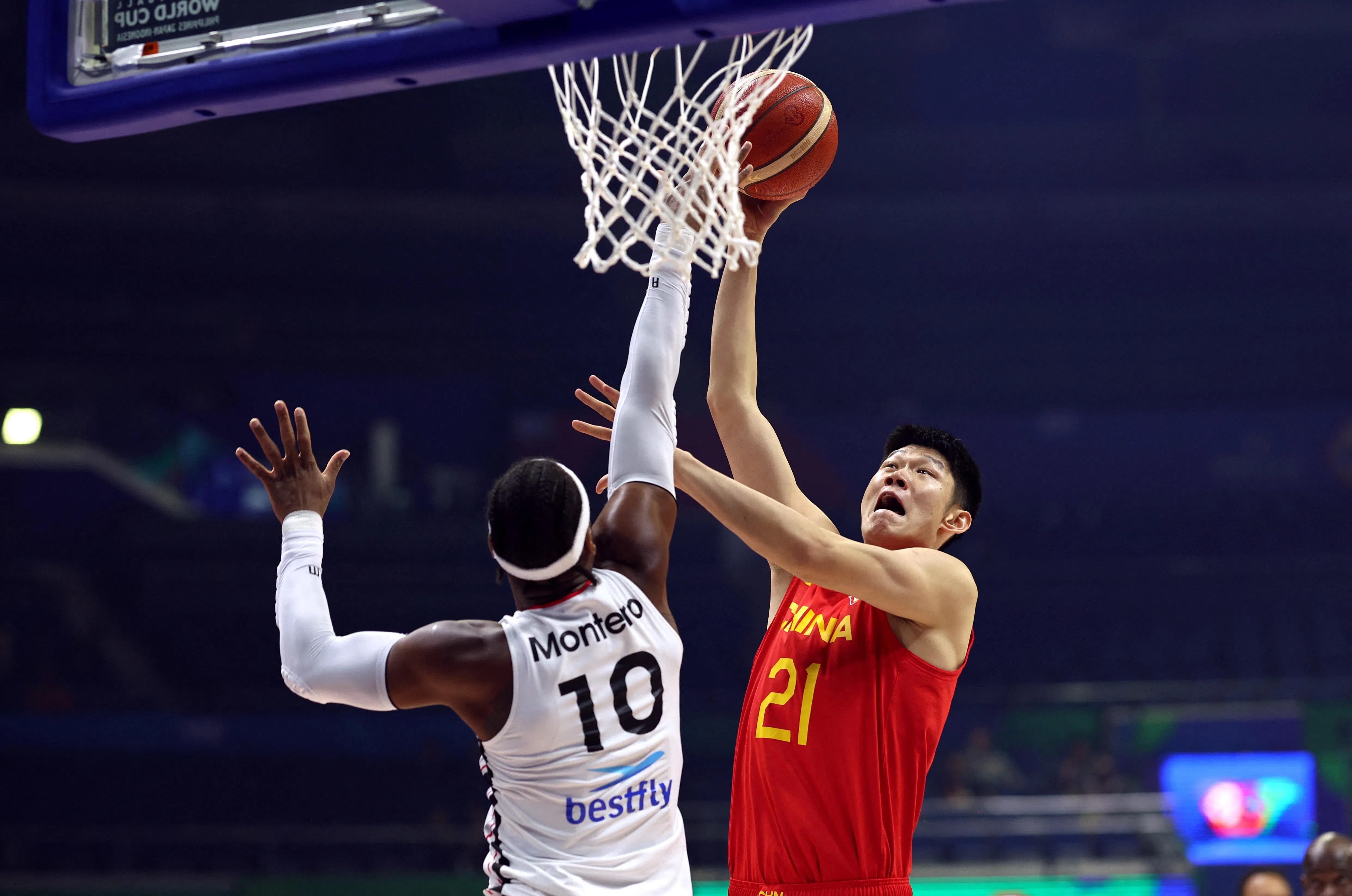 胡金秋（右）一洗之前上阵时间少的郁闷，带领中国取得本届世界杯的首胜。（路透社）