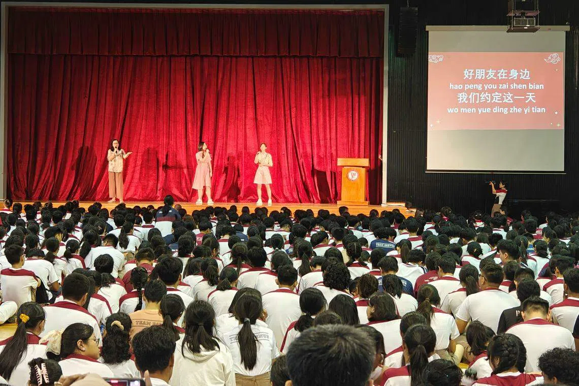 师生台上合唱贺年歌曲。（淡滨尼美廉初级学院提供）