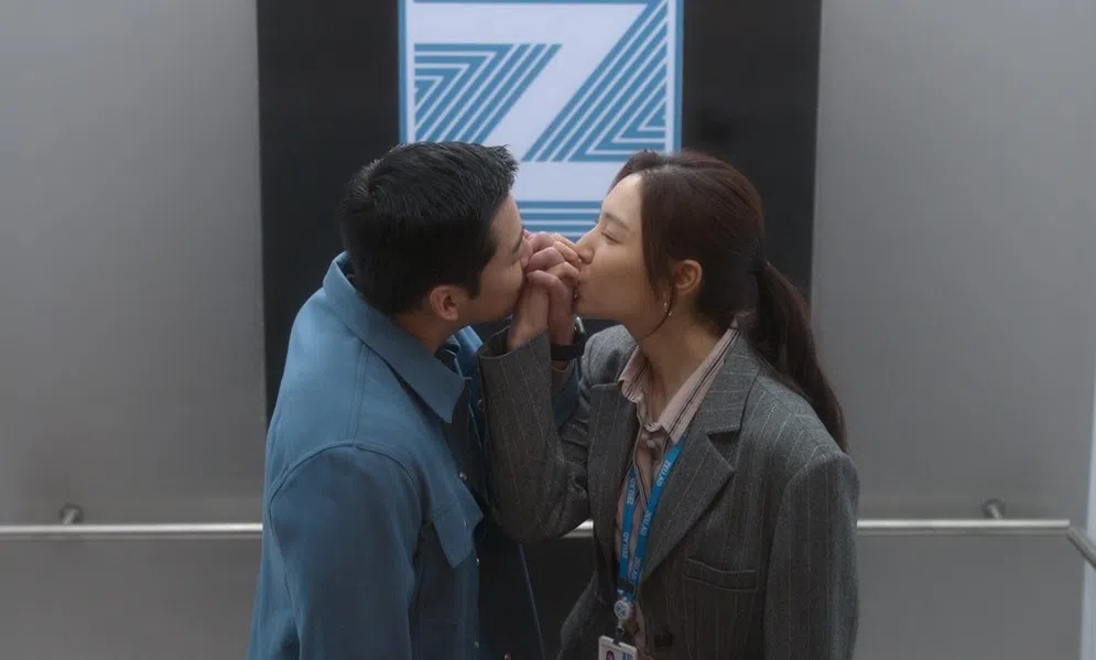 《第六感之吻》中，徐智慧（右）只要嘴唇碰到人的身体，就能看见对方的未来。（互联网）