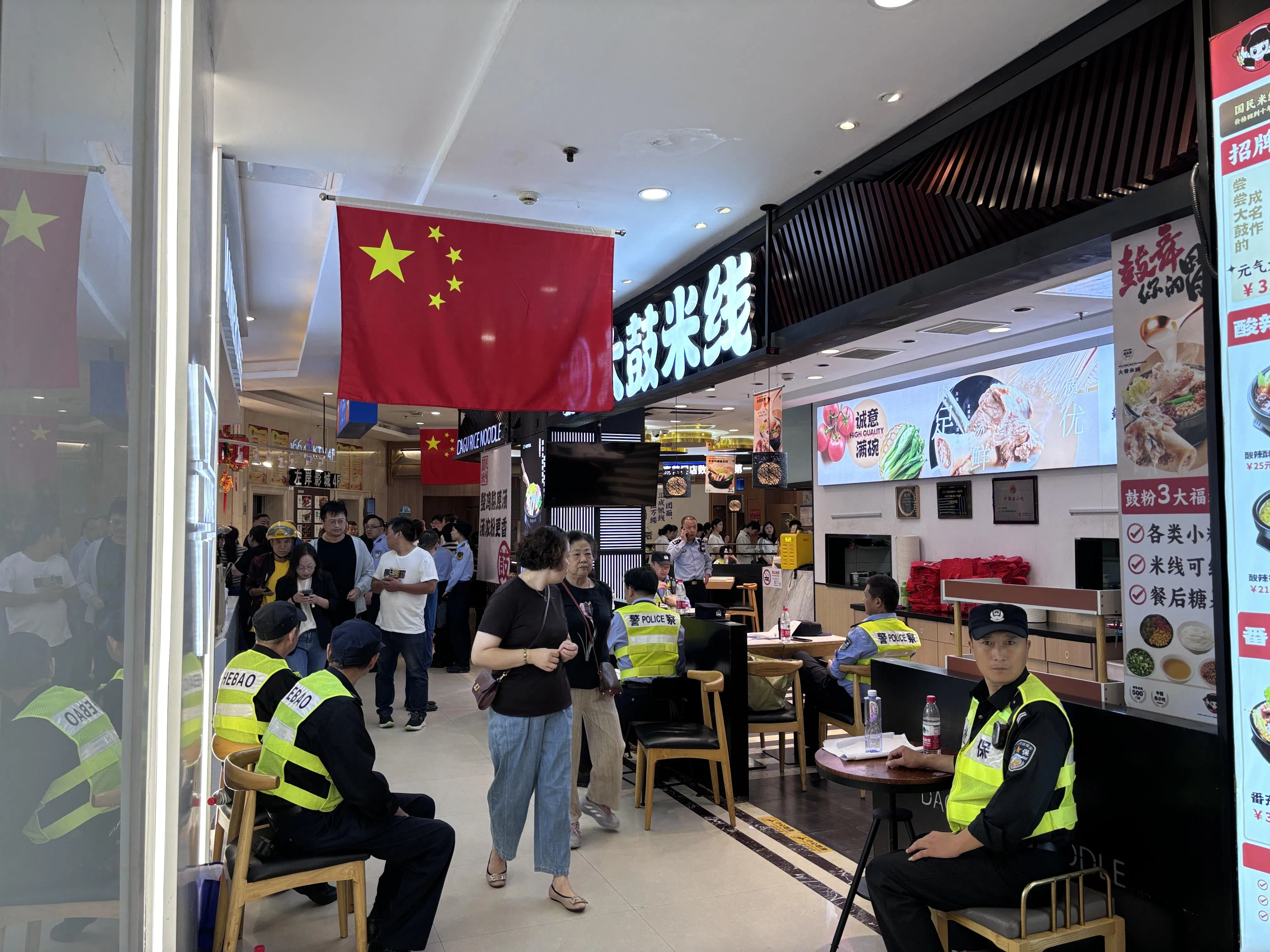 上海鹿都国际购物广场沃尔玛超市发生命案后，现场有公安和保安人员驻守。（黎康摄）