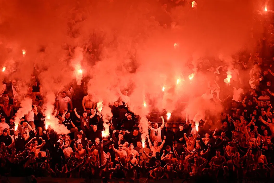 此役，约有1000名莱吉亚球迷到场支持球队，并在斯坦福桥热情助威，燃放焰火，赤膊高歌。（路透社）