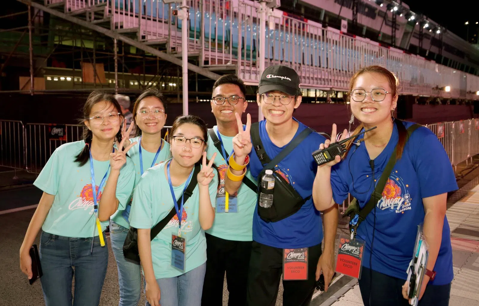 向彦婷（左一）在妆艺大游行协助疏导人群。这是她与一群年轻义工伙伴们的合照。（受访者提供）