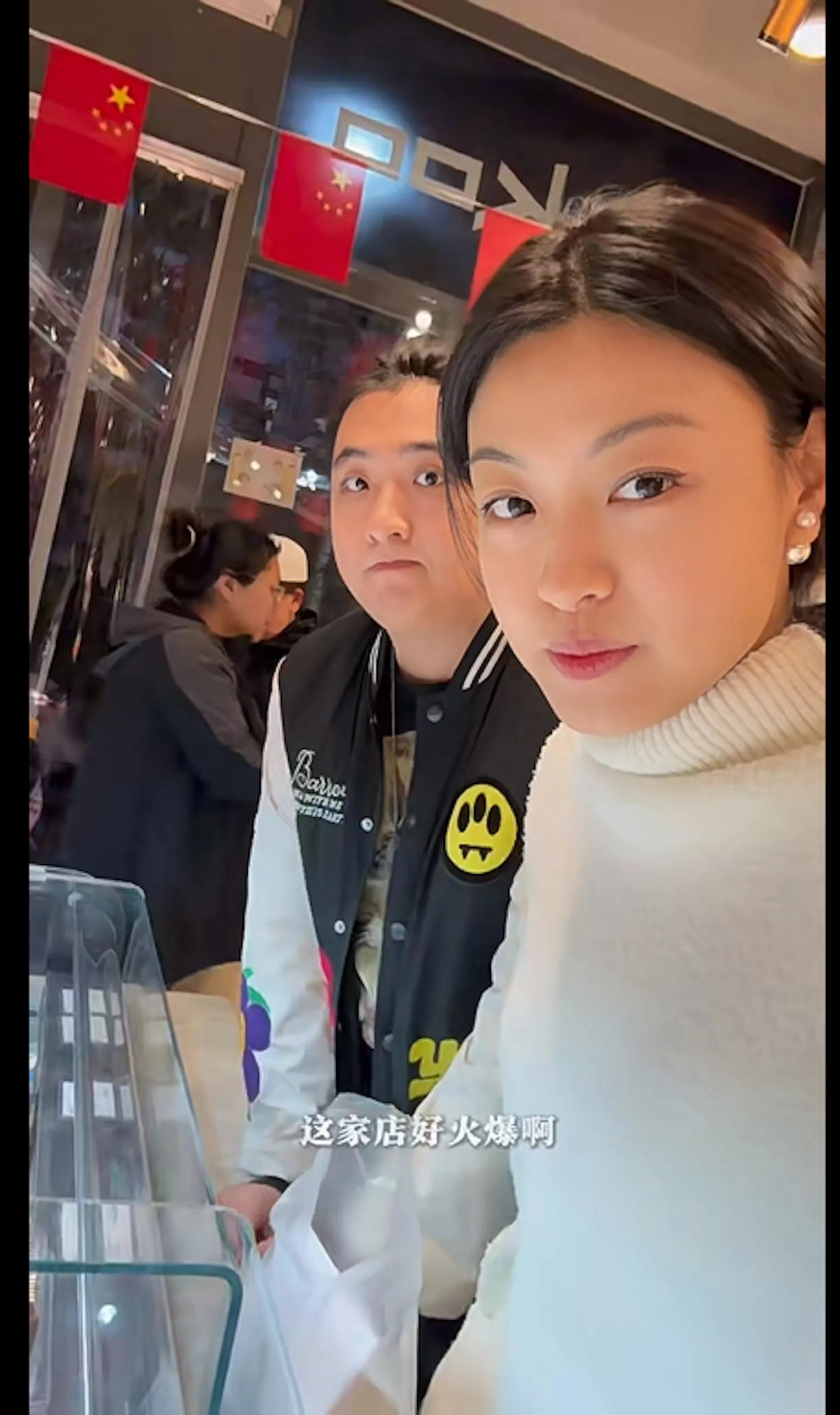 费曼（左）与Winnie Woo同框，引起热议。（视频截图）