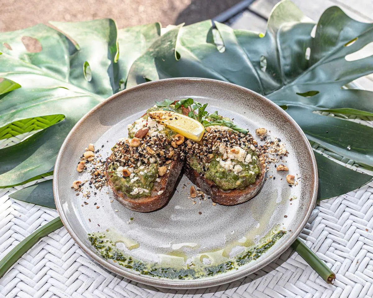 Carrotsticks & Cravings的招牌鳄梨土司。（咖啡馆提供照片）