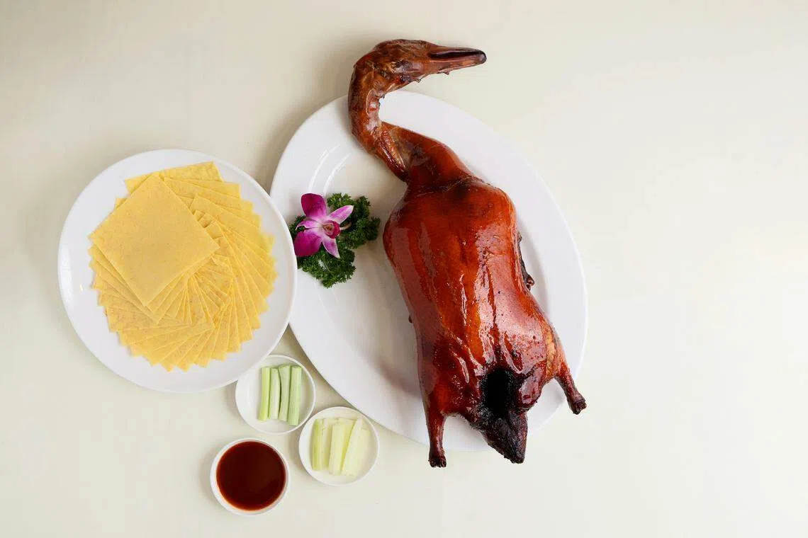 北京片皮鸭，油亮鸭皮下是鲜嫩鸭肉。（龙国雄摄）