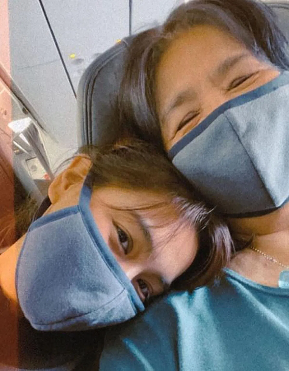 萧歆霓依偎着妈妈好幸福。（取自IG）