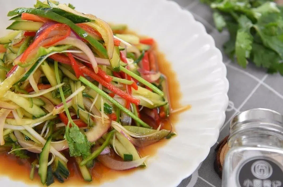 老虎菜虽然没有特定的食材组合搭配，但辣椒是这道凉拌菜的灵魂。（取自互联网）