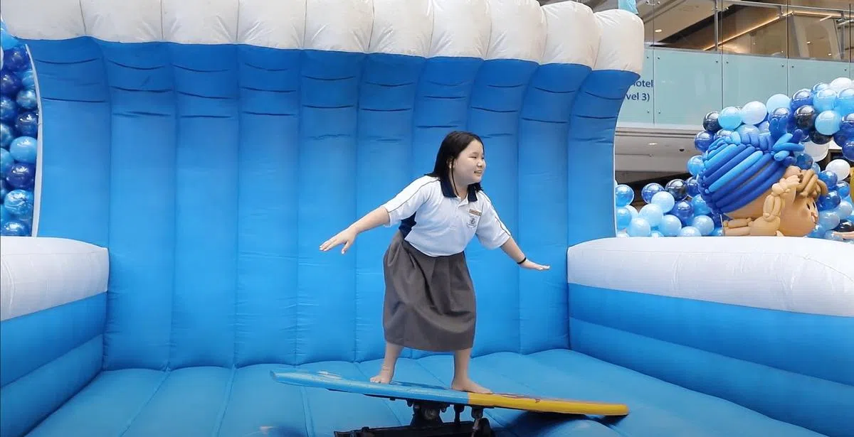 在体验着冲浪模拟器的小孩。（林泽锐摄）