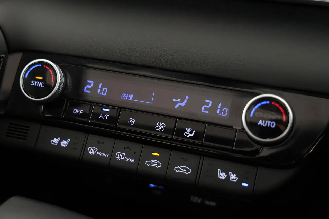 中控屏下方是冷气调控区，使用实体按键让操作更直接快速。（林明顺摄）
