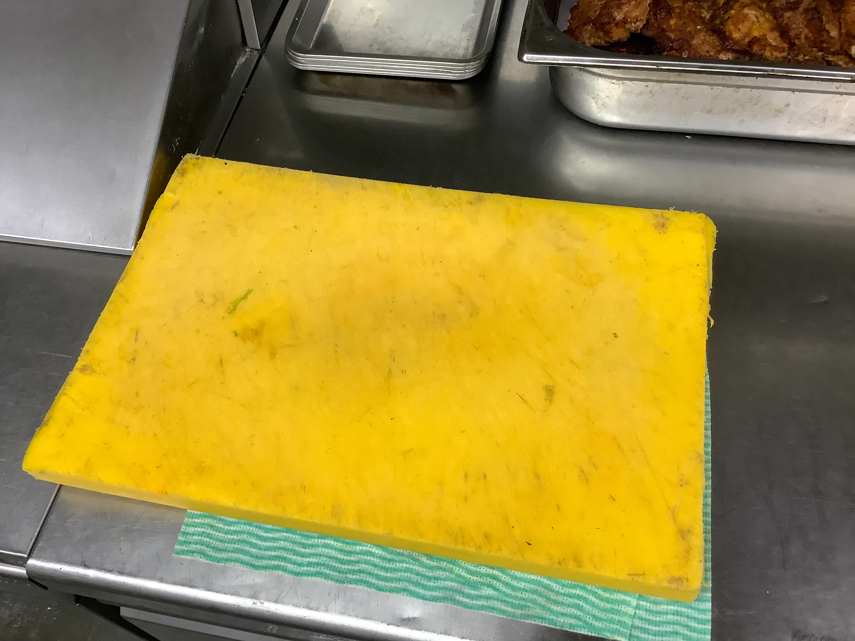 位于勿洛路336和338号的Spize西餐摊位，使用占有污渍的砧板处理熟食。（食品局提供）
