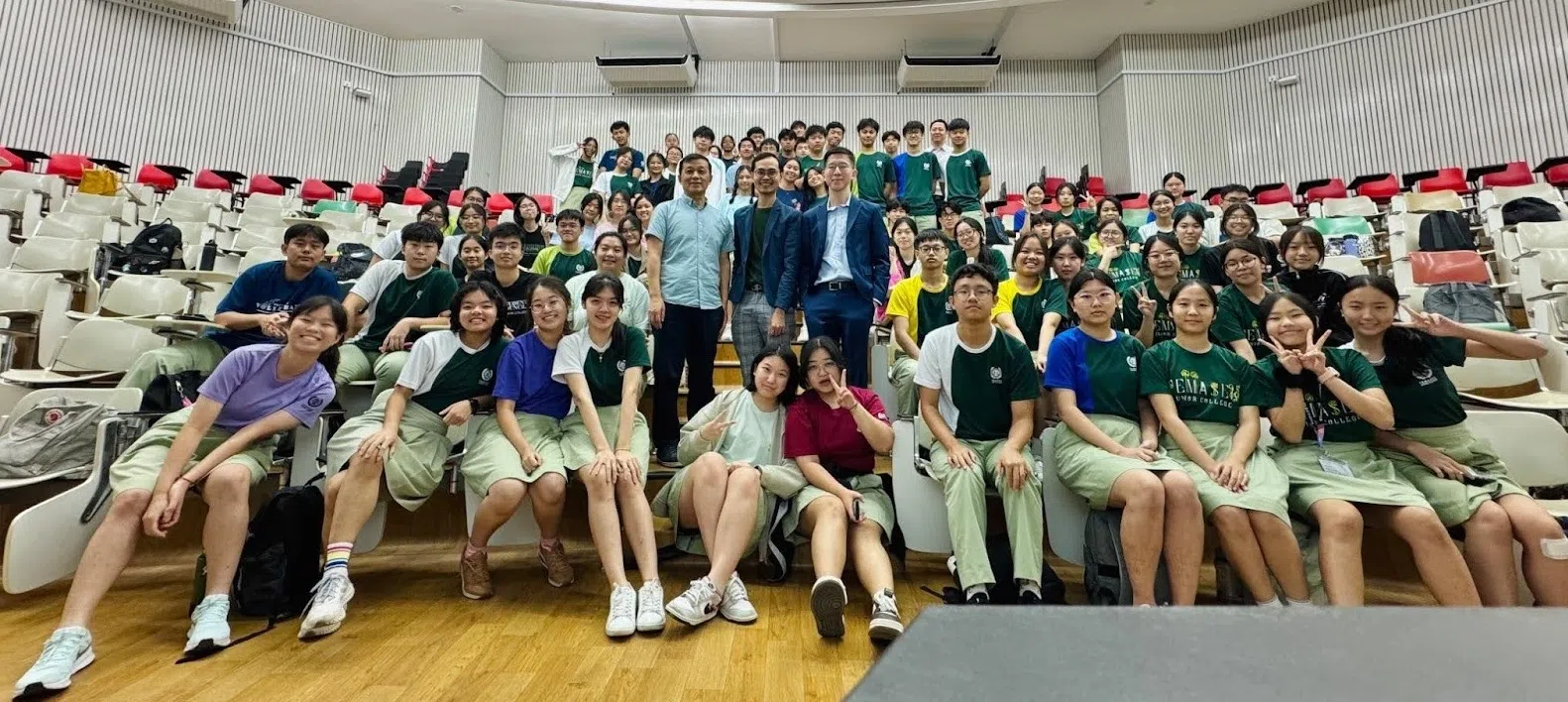 讲座不仅让学生对双语能力的实际应用有了更深刻的理解，也启发他们思考未来的发展方向。图为方顺利和韩凯杰与高一高二语特生合照。（淡马锡初级学院江应锐摄）