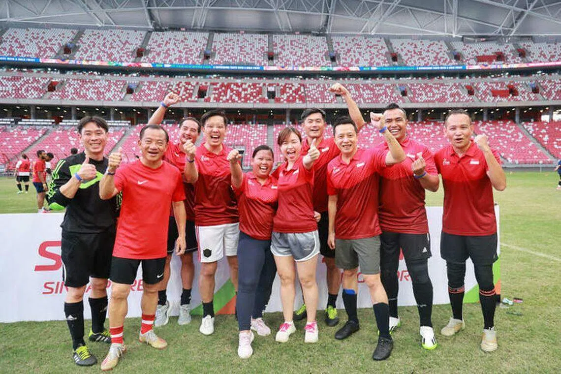 国会议长谢健平（左二）、通讯及新闻部兼国家发展部高级政务部长陈杰豪（左三）、贸工部兼文化、社区及青年部政务部长陈圣辉（左四）、总理公署政务部长陈国明（右四），以及一些本地艺人和前国家足球队员也出席了公益足球赛。（唐家鸿摄）