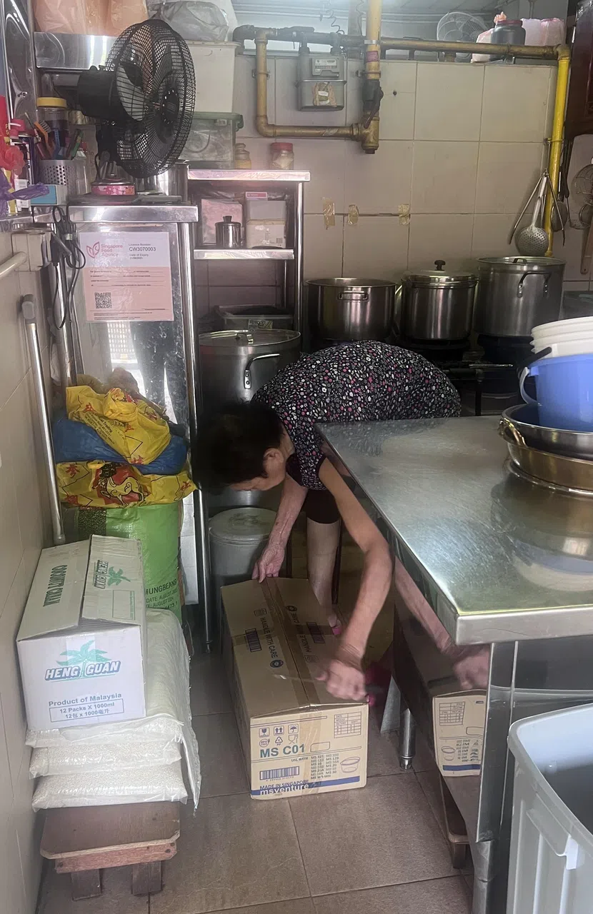 尽管腿脚不好，80岁的杨凤英还是坚持自己收拾摊位。（管雅凡摄）