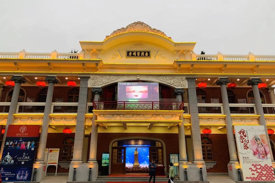 历史悠久的老妈宫戏台是潮汕文史美食之旅的其中一个景点。（顾功垒摄）