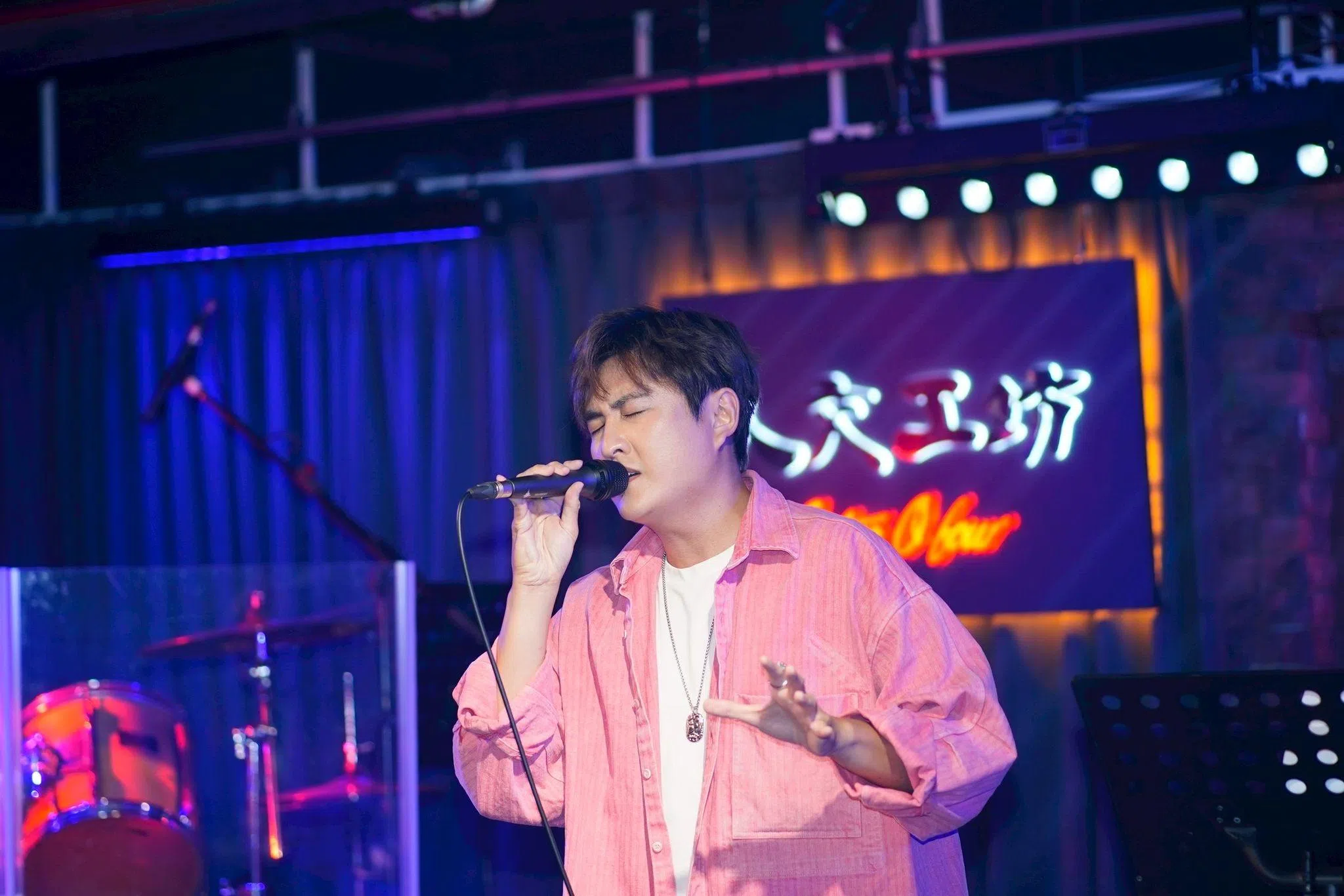 歌唱选秀节目出身的黄靖伦，依然很喜欢唱歌。（黄靖伦提供）