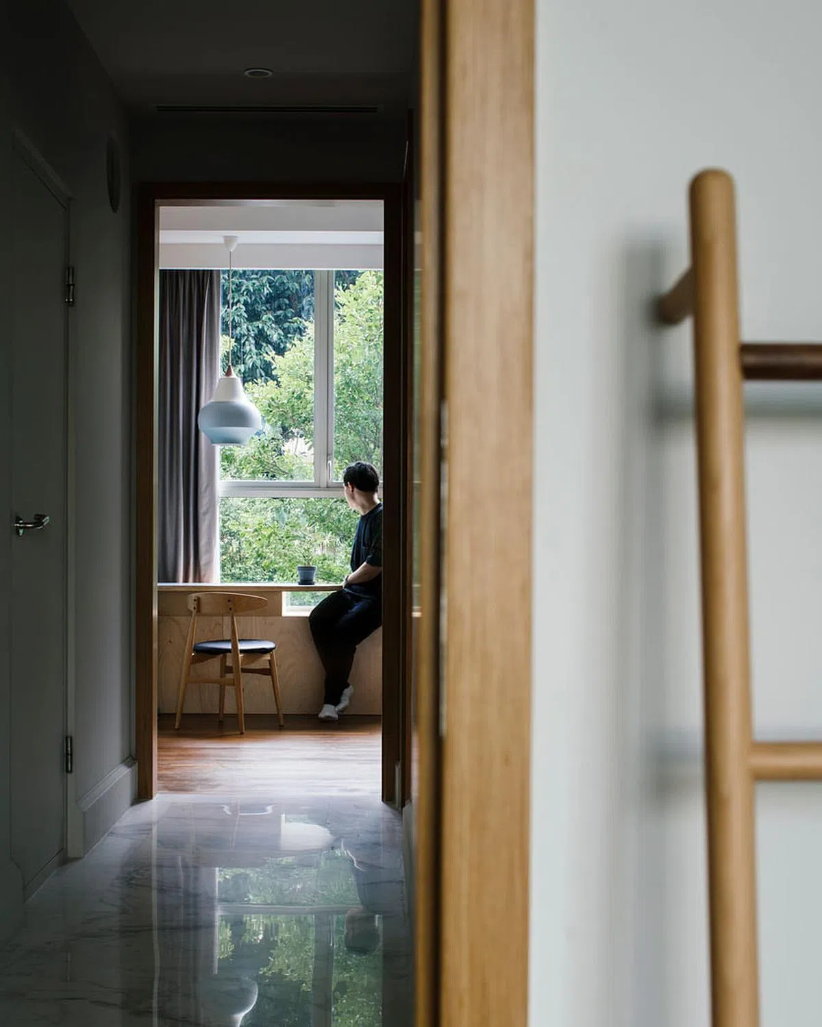 设计师巧妙摆设家具，确保从屋内任何角落都不会错过这悦目的窗景。