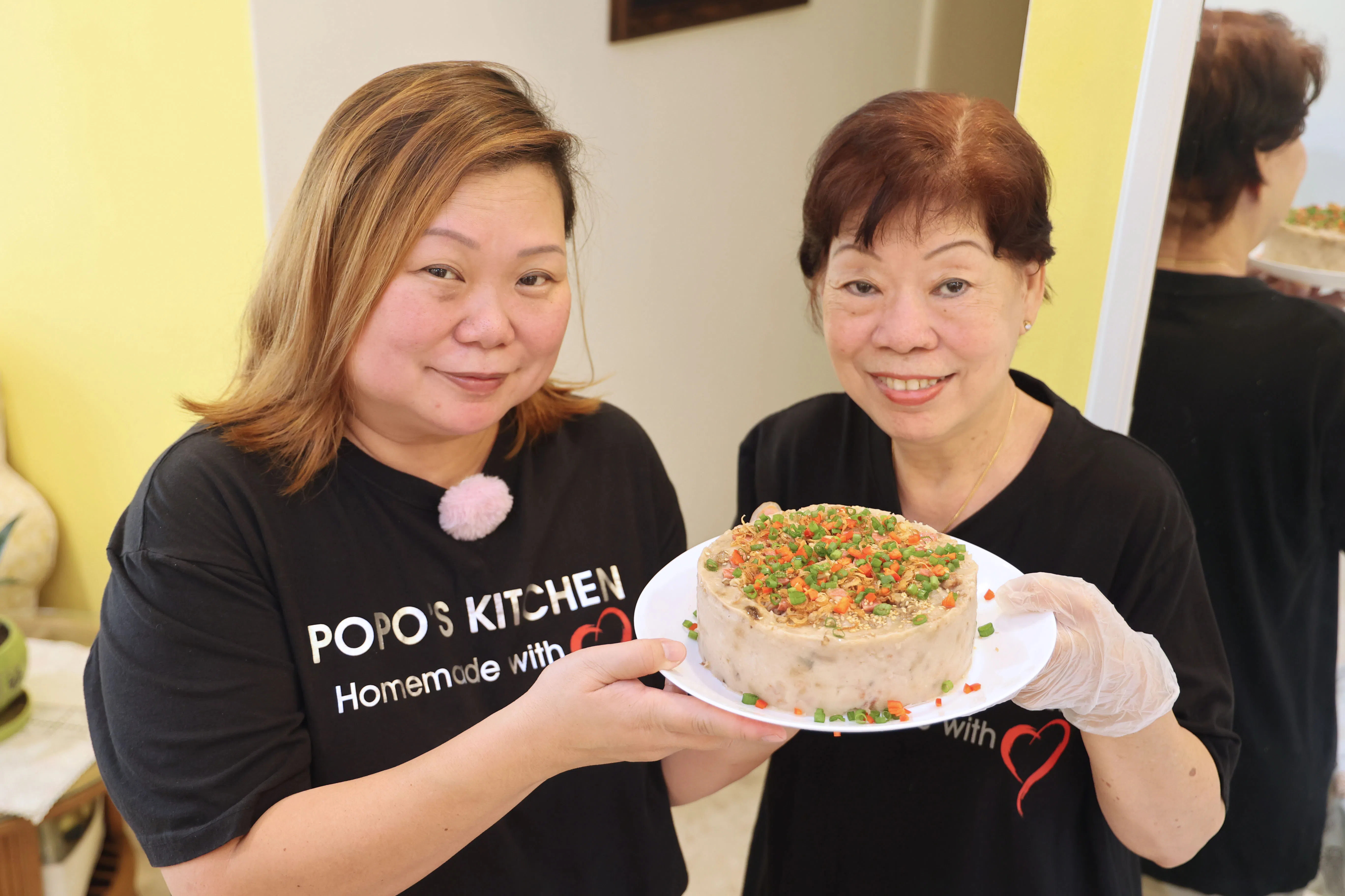家庭私厨符佩燕向妈妈麦丽容学习制作许多糕点，包括芋头糕。（邬福良摄）
