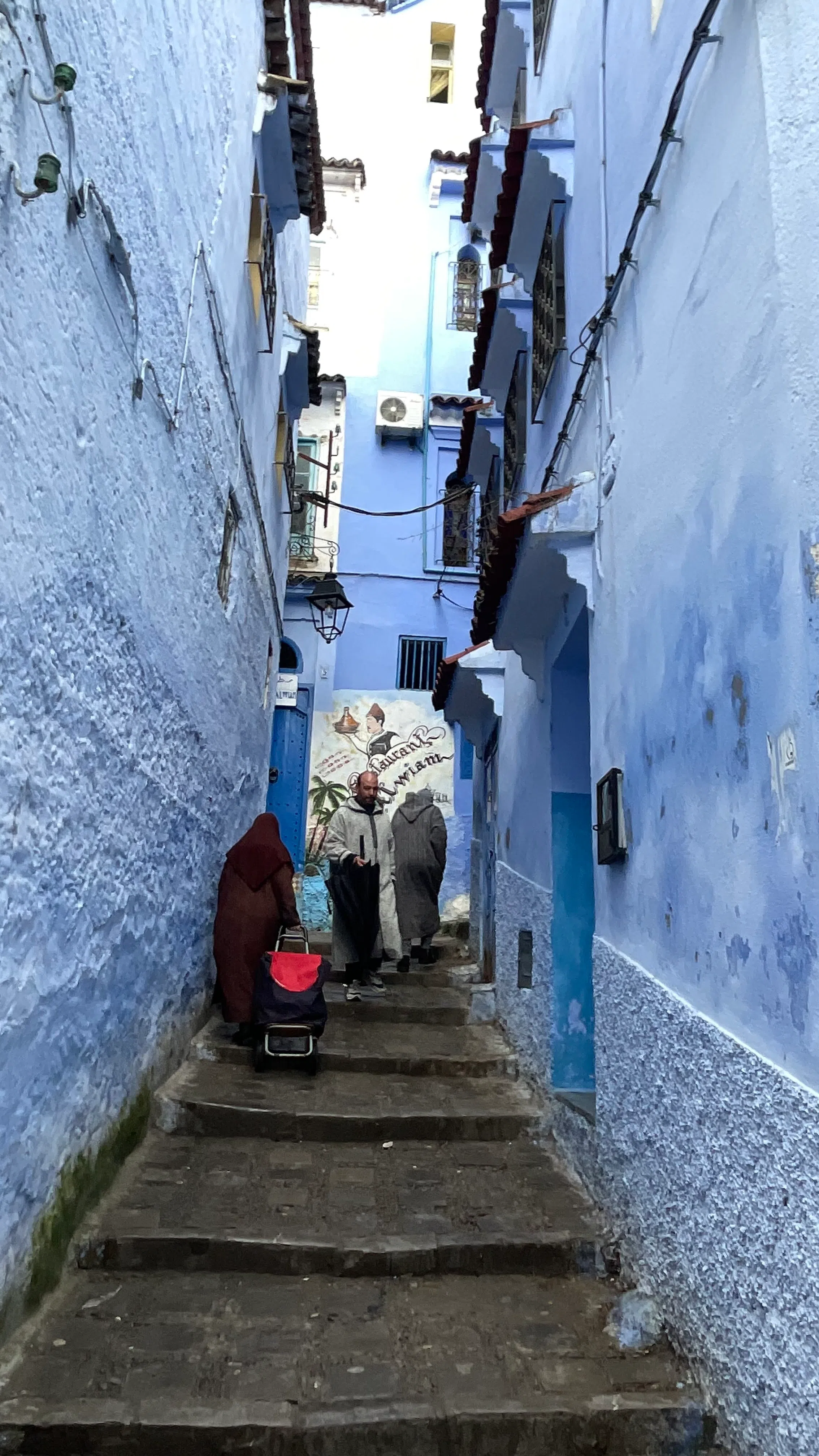 名符其实的“蓝城”舍夫沙万。（王华儿摄）