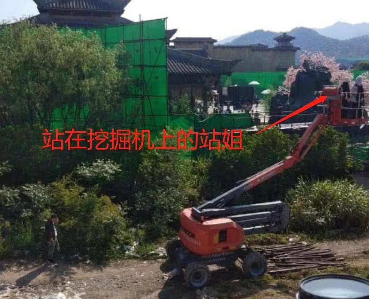 站姐为了拍到剧组照，不惜冒着生命危险，爬上挖掘机。（互联网）