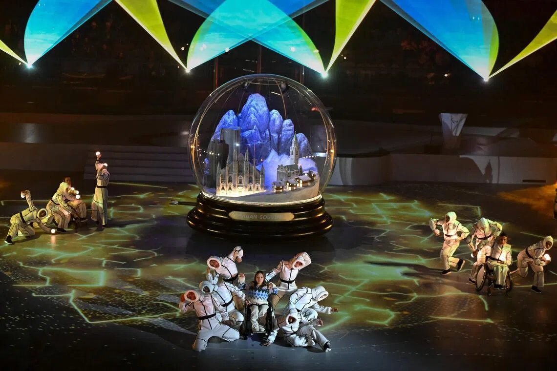 水晶球中展现了本届冬残奥会举办地的地标建筑和雪山盛景。（法新社）