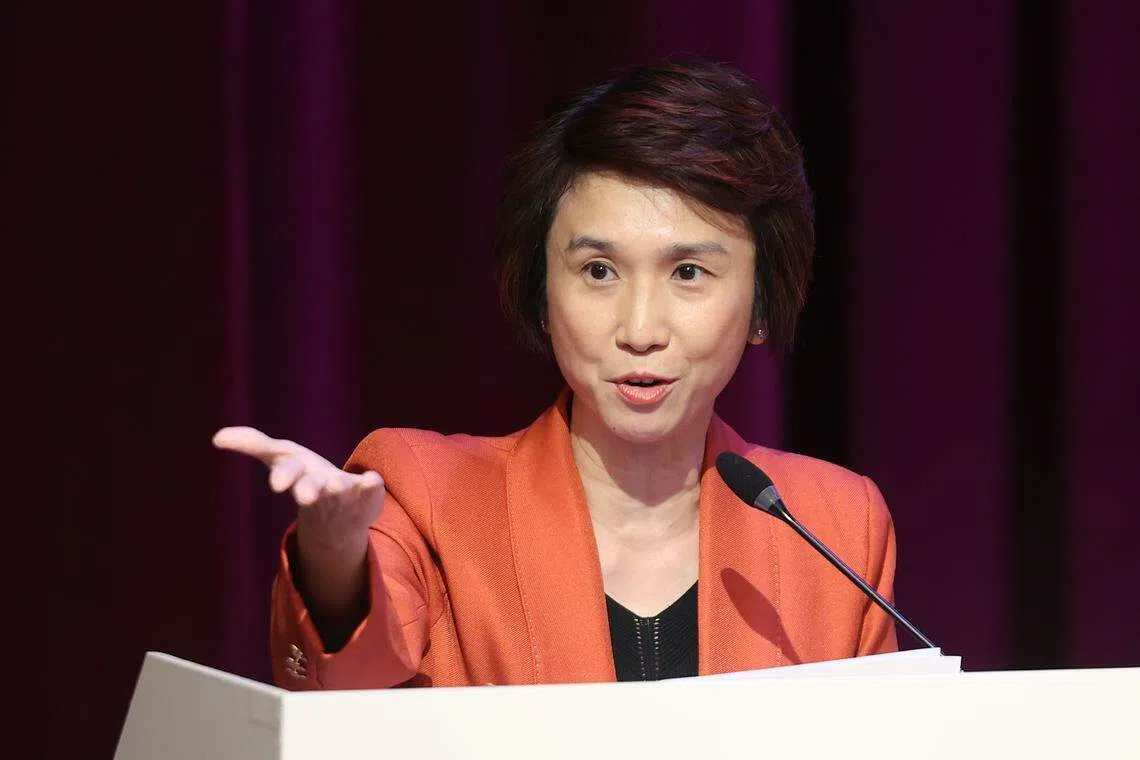 贸工部兼文化、社区及青年部高级政务部长刘燕玲星期四（6月27日）在第九届新加坡邻里企业峰会上致开幕辞，并鼓励邻里企业继续创新，为邻里社区注入新的活力。（唐家鸿摄）