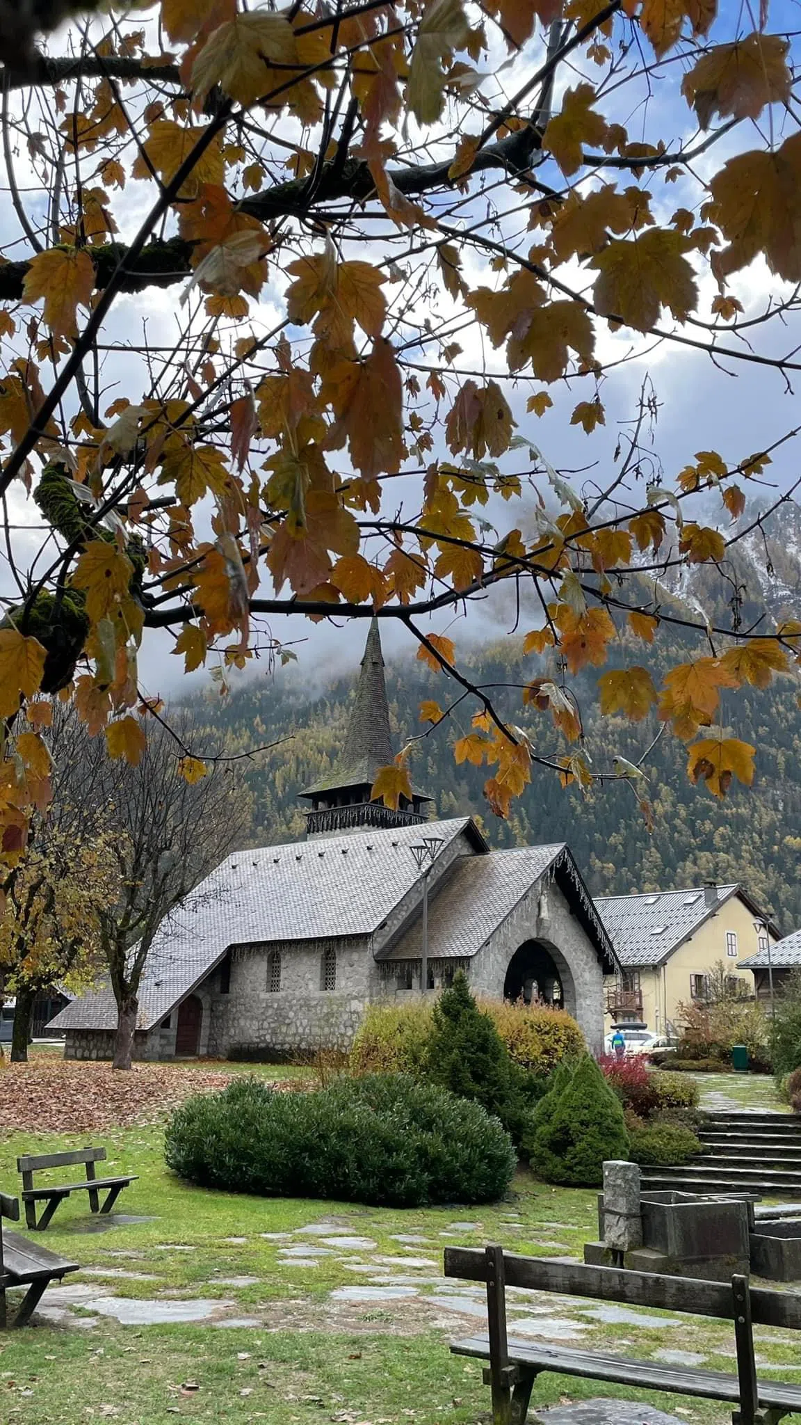 霞慕尼处于欧洲屋脊阿尔卑斯山最高峰勃朗峰山脚下，山下一座教堂风格独特。（王华儿摄）