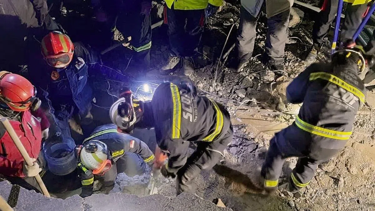 我国“狮心行动”先遣队2月9日在卡赫拉曼马什拉（Kahramanmaras）灾区一栋三层楼建筑的废墟中与土耳其和西班牙的救援队联手救出男孩。“狮心行动” 20人先遣队是在周三(2月8日) 抵达土耳其投入救援工作。（民防部队脸书）