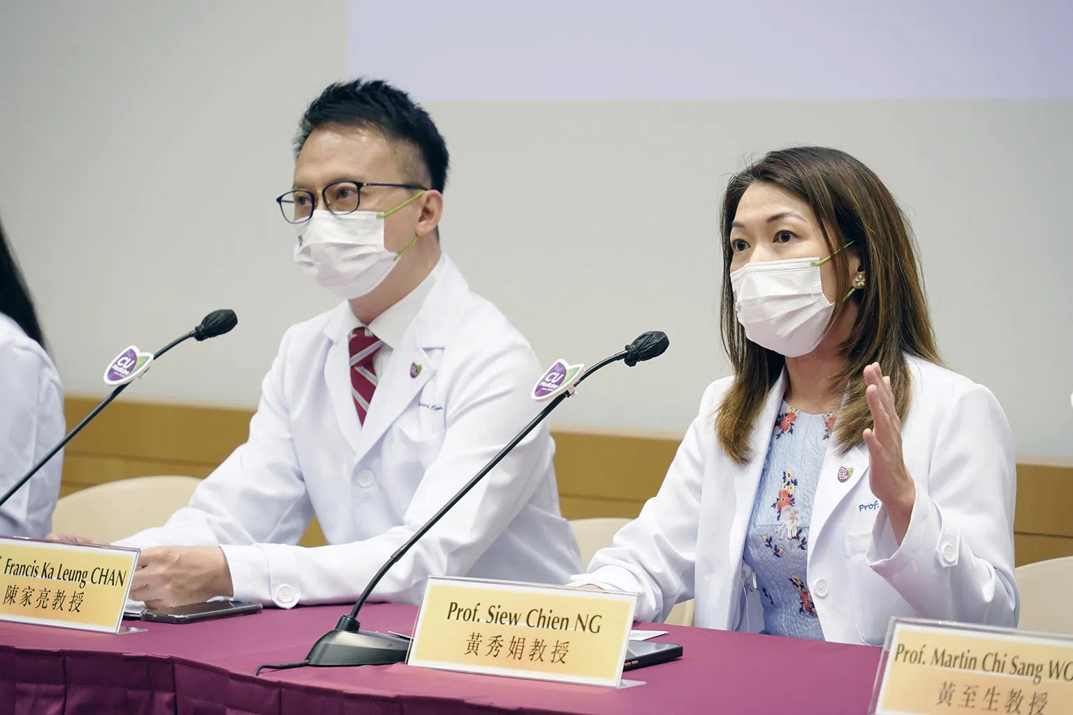 黄秀娟教授（右）：健康的肠道微生态可以降低接种疫苗后人体内炎症细胞因子的水平，从而减低不良反应的风险。（图/商家提供）