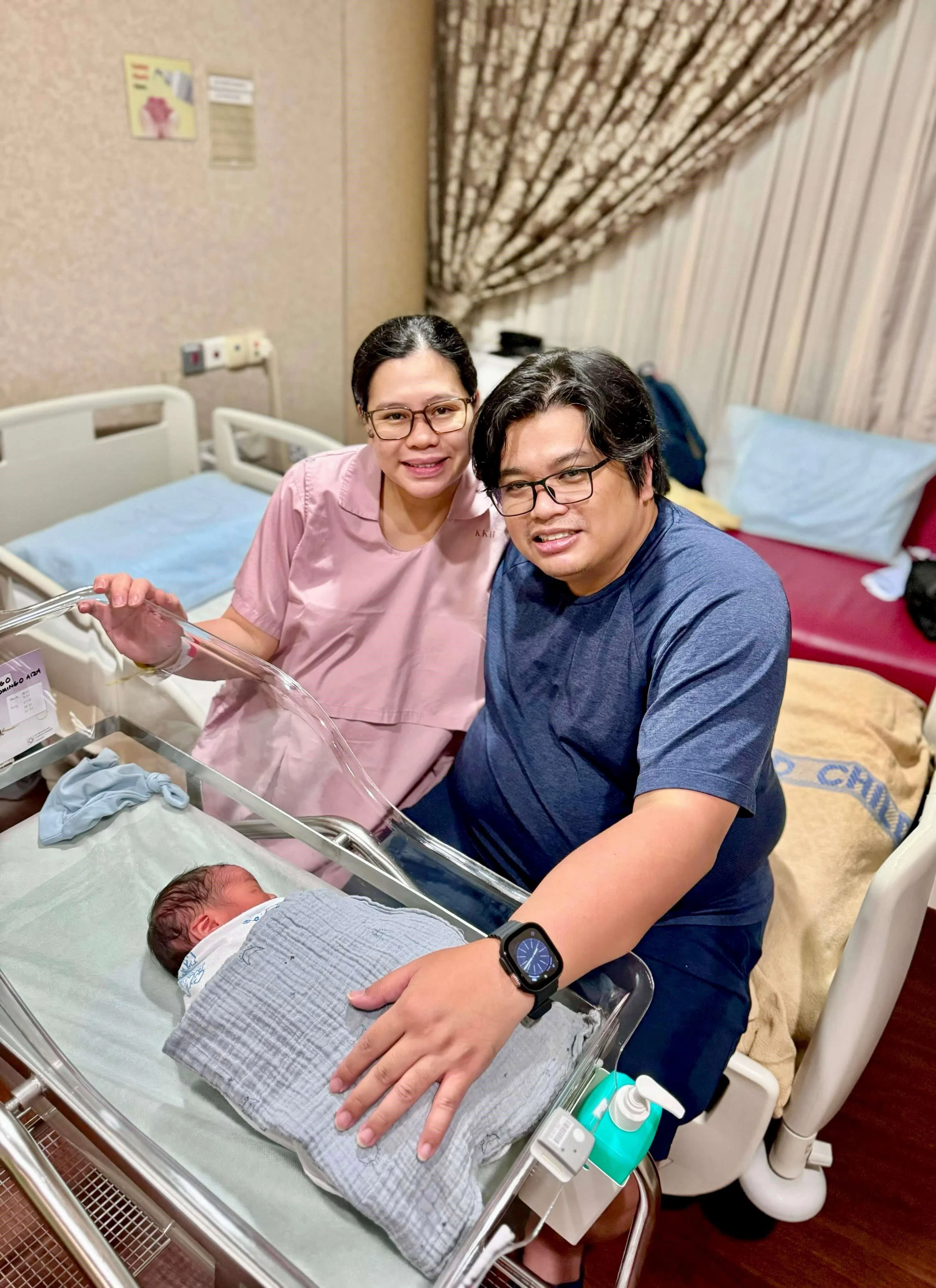 患有子宫内膜癌的艾扎（左一）在41岁生下儿子吉安。（受访者提供）