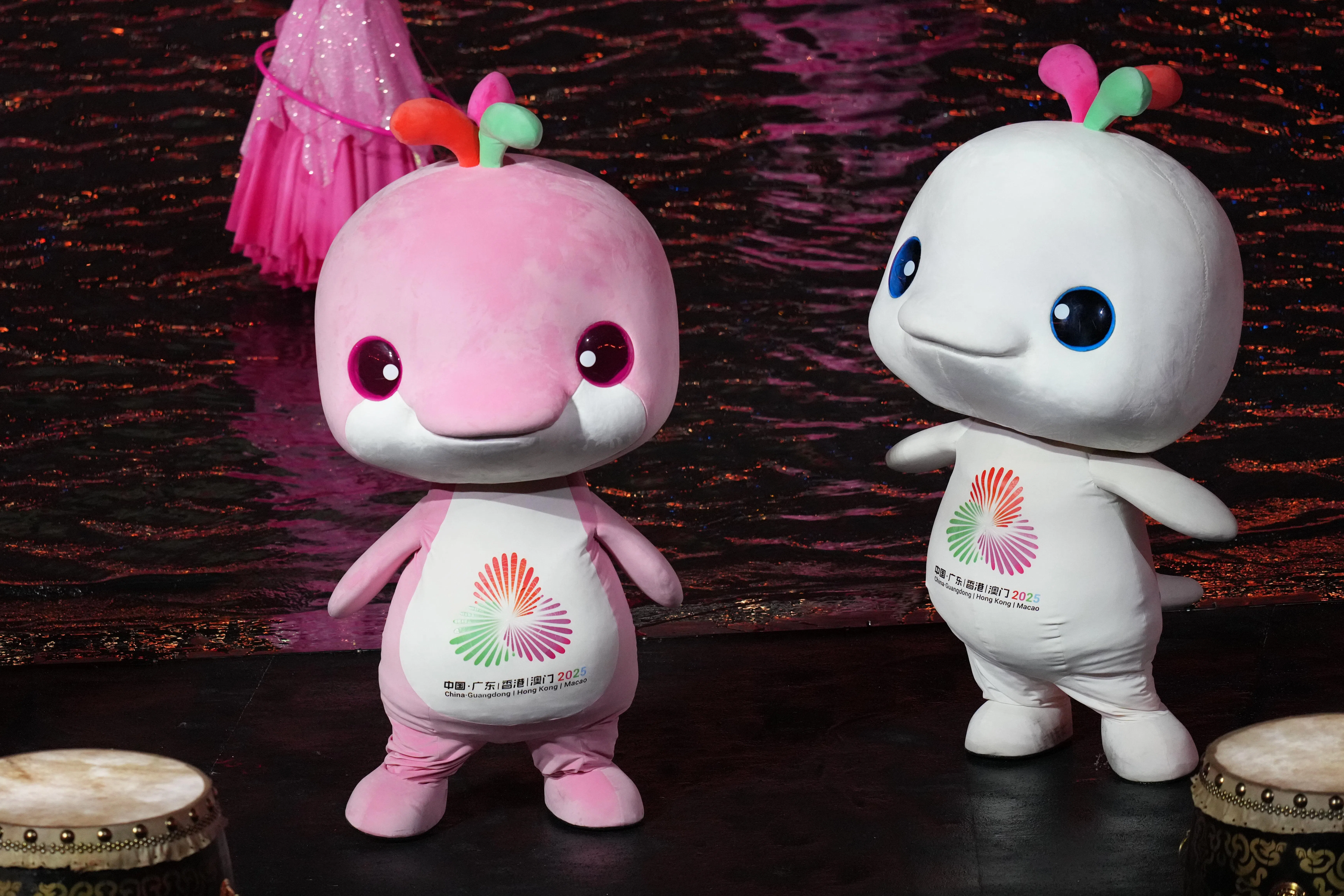 第十五届全国运动会吉祥物“喜洋洋”和“乐融融”在开幕式现场表演。 （新华社）