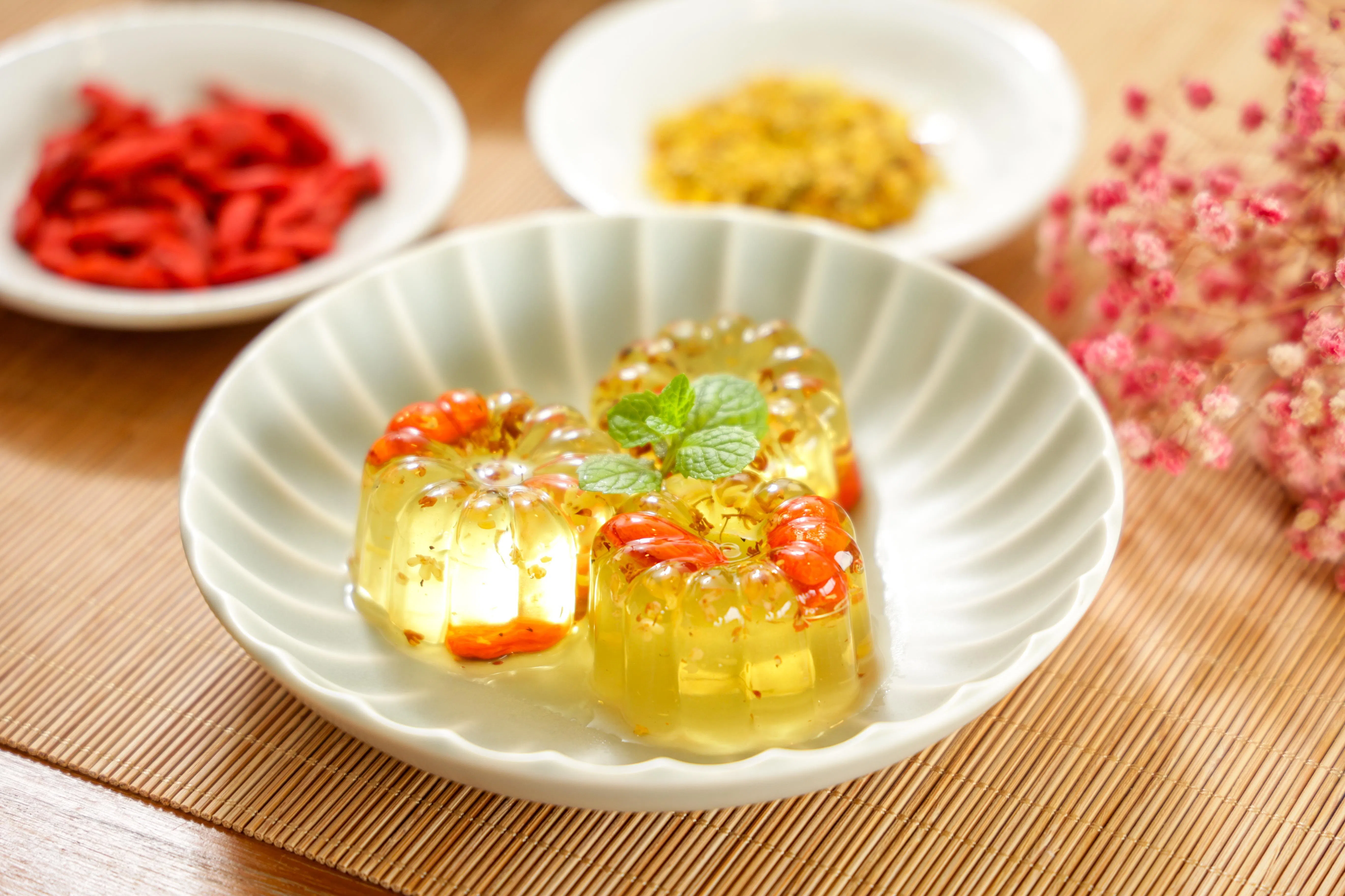 伍婉君医师制作的桂花枸杞冻，有助止咳化痰，养肝明目，清除口臭。（叶振忠摄）