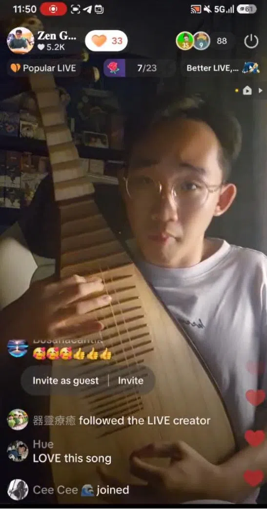 陈正在TikTok上直播，让更多人了解到华乐之美。（受访者提供）