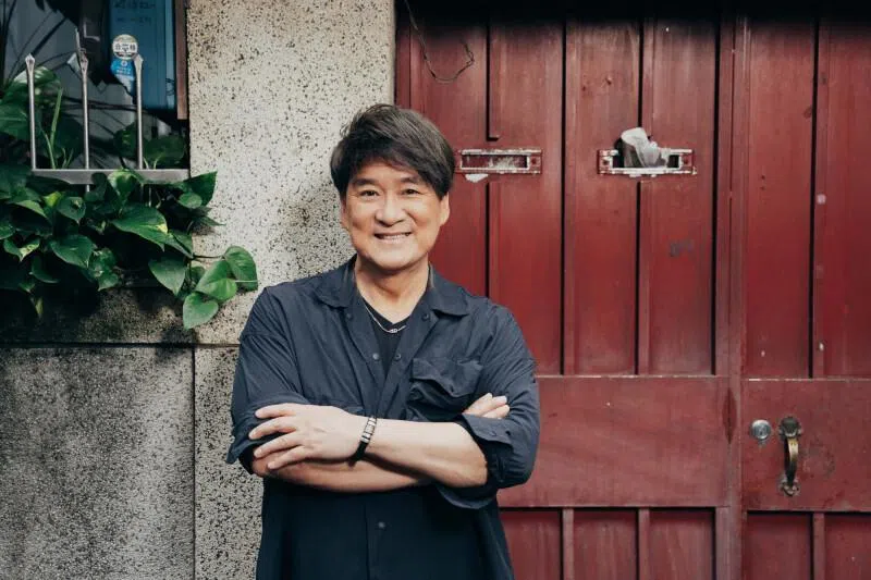 （台北讯）台湾歌王周华健唱过许多经典K歌，无论是《朋友》或《花心》都是朋友聚会、KTV 嗨唱的热门曲，不过最近他吐露心声：“我不可能再回去做以前那个样子的歌了！”