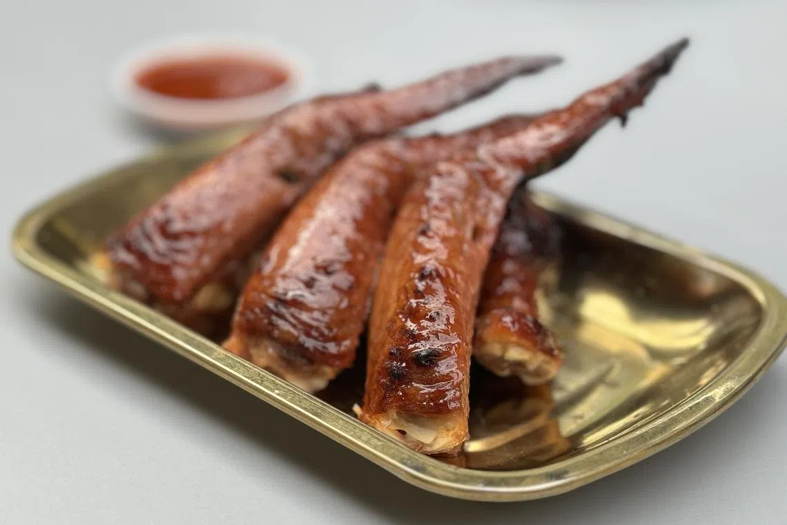 汪大婶烧烤鸡翅沙爹有独特的腌制味，味厚带甜。（翁铭芯摄）
