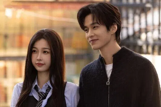 虞书欣（左）和何与主演的中国剧《双轨》收获高人气。（互联网）