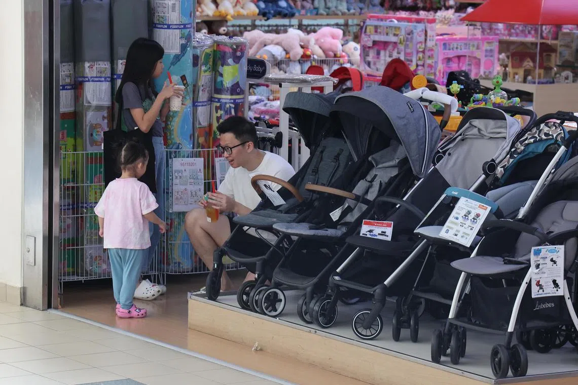 我国面对持续低生育率和人口老龄化的双重人口结构改变挑战。（唐家鸿摄）