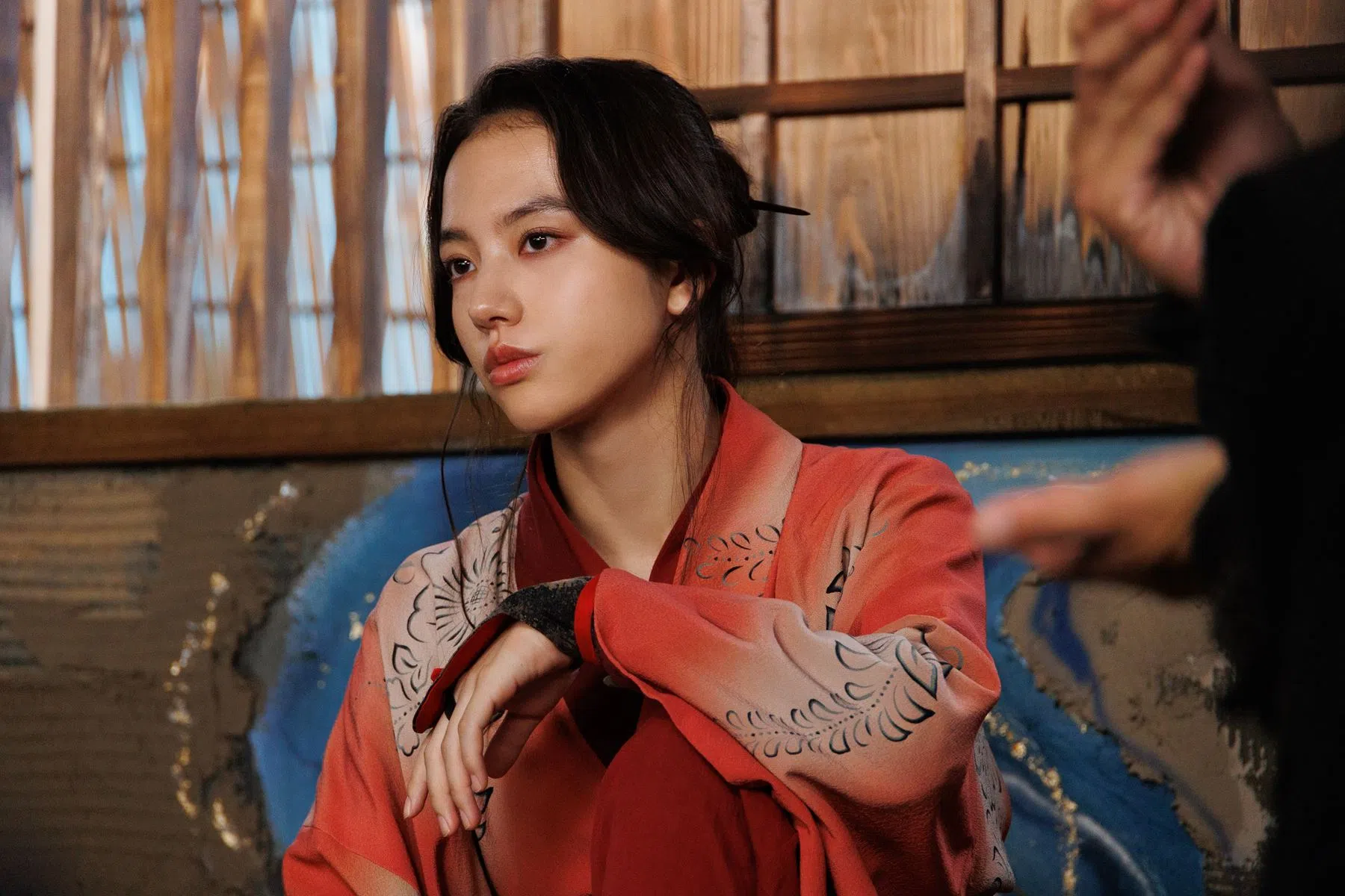 清原果耶饰演冈田准一的师妹，英姿飒爽。（互联网）