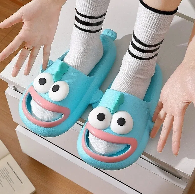 造型搞怪夸张的丑鱼拖鞋，为生活添点笑。（取自lazada.sg）
