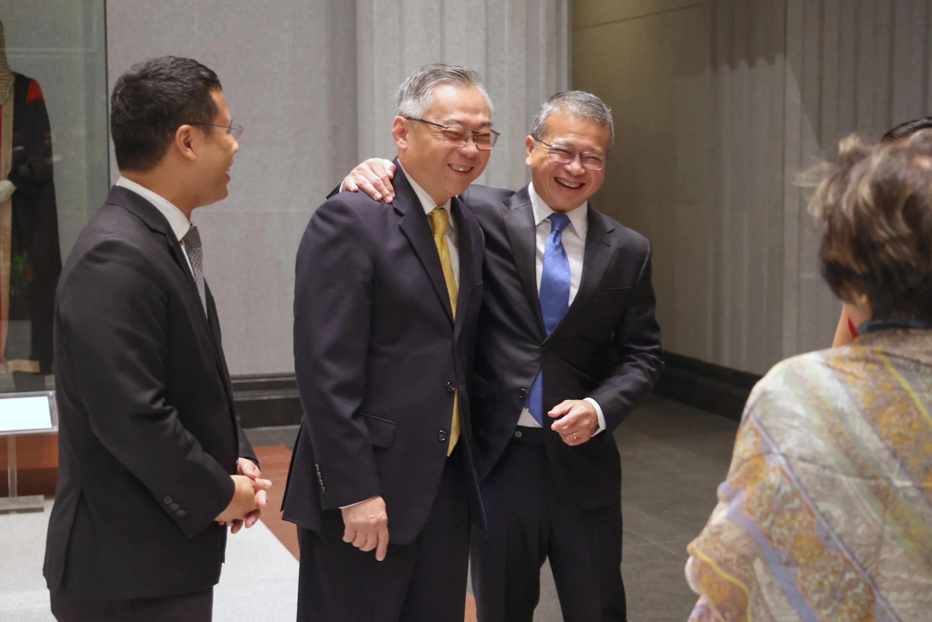副总理兼贸工部长颜金勇（左二）、律政部长兼内政部第二部长唐振辉（左三），以及教育部长李智陞（左一）在国会开幕典礼上开心交谈。（海峡时报）