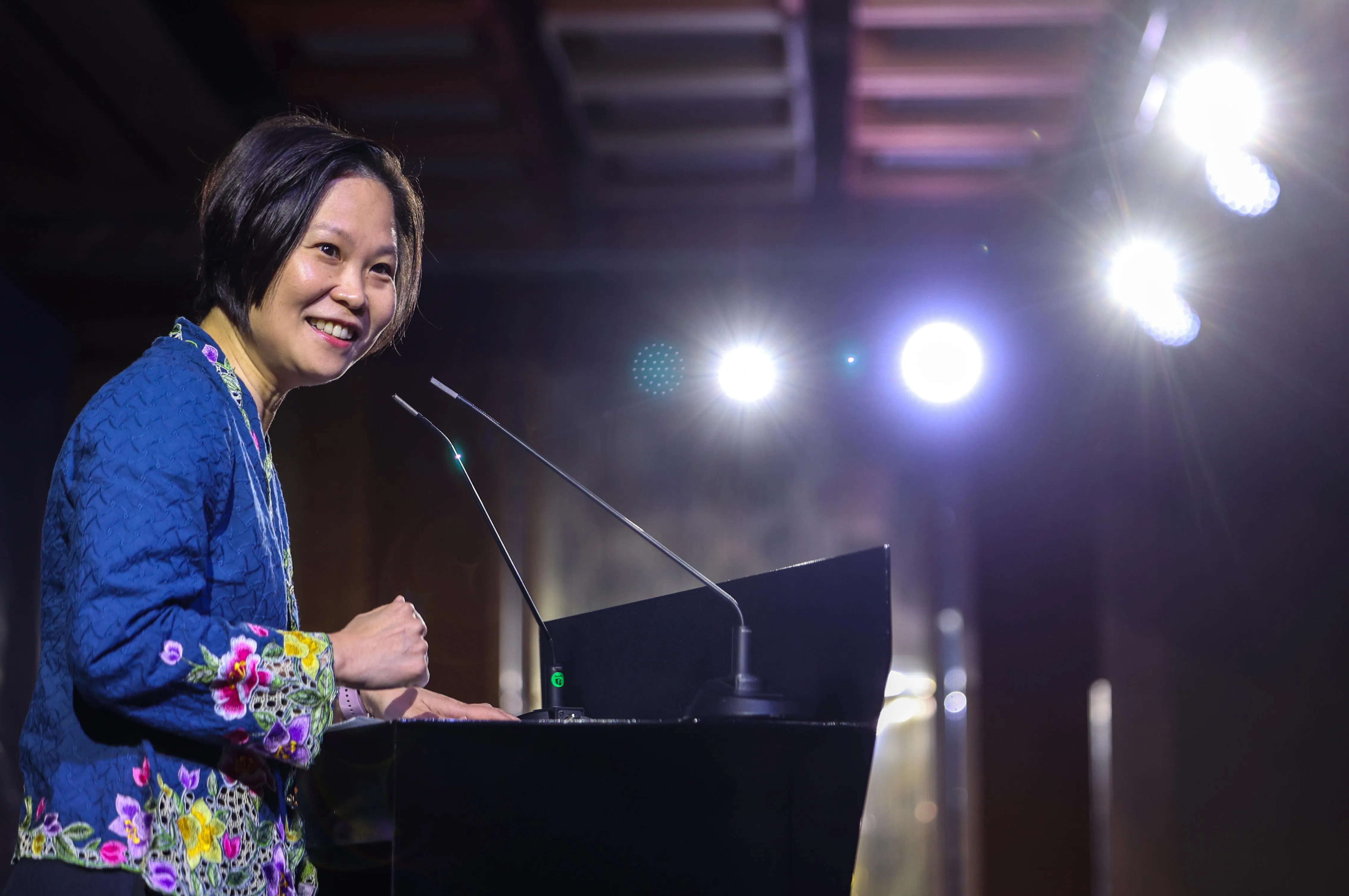 教育部兼人力部政务部长颜晓芳在精深技能发展局《未来经济技能需求》报告的推介仪式上说，精深局会根据分析新加坡经济的技能需求的结果，同培训机构合作开发必要的技能与培训计划。（白艳琳摄）